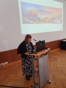 Gerda Haßler begrüßt die Teilnehmer der Jahrestagung 2026