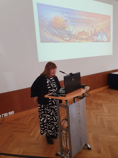 Gerda Haßler begrüßt die Teilnehmer der Jahrestagung 2026