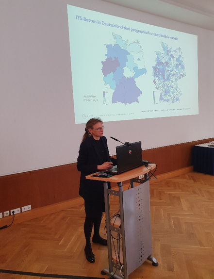 Claudia Spies beim Vortrag auf der Jahrestagung