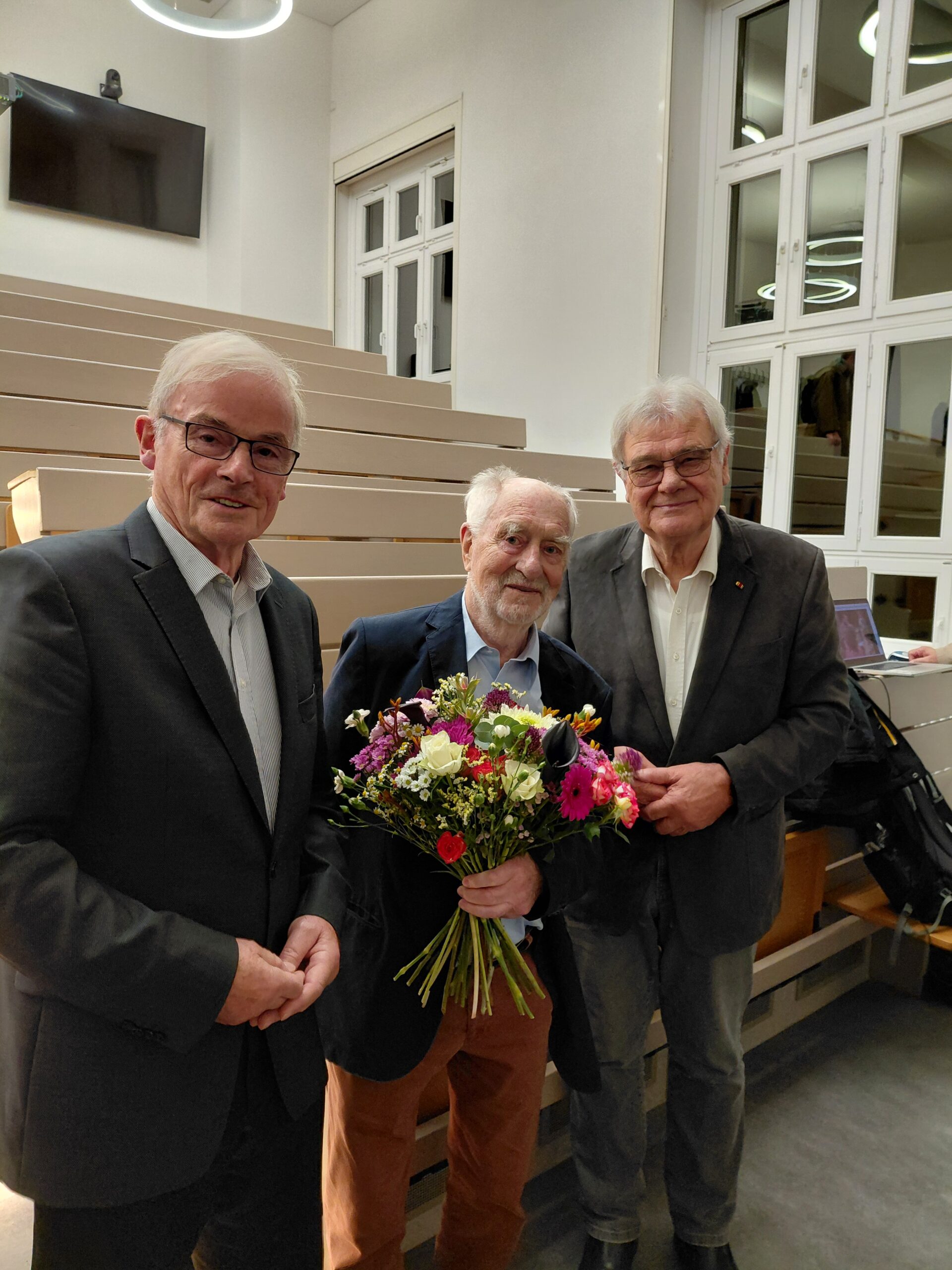 Foto Ehrung W. Ebeling 90. Geburtstag. 22.10.2026. W. Schütt, W. Ebeling, W. Methling. Qe lle W. Methling